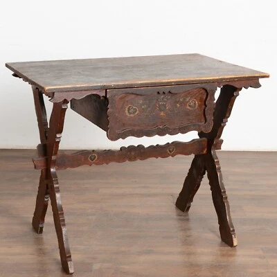 Mesa auxiliar pintada de arte popular original con cajón grande, Hungría circa 1890 Foto 1 de 4