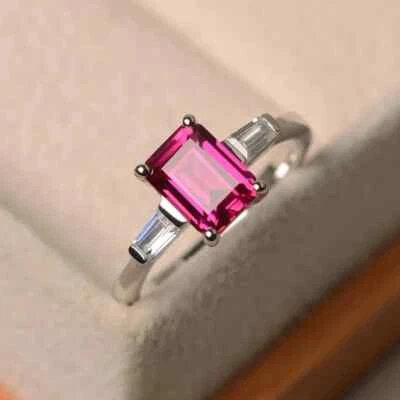 Anillo de tres piedras simulado de rubí rosa y moissanita blanca en platino macizo 950 Foto 1 de 4