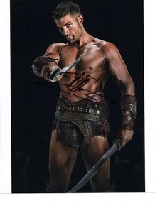 Liam McIntyre as Spartacus in Spartacus 8"x10" Signed Autograph Photo - Picture 1 of 1