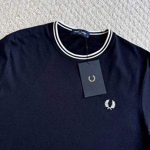 Nuevo con etiquetas Camiseta Fred Perry Doble Punta Cuello Redondo Manga Corta Azul Marino Para Hombres Mediana - Imagen 1 de 15