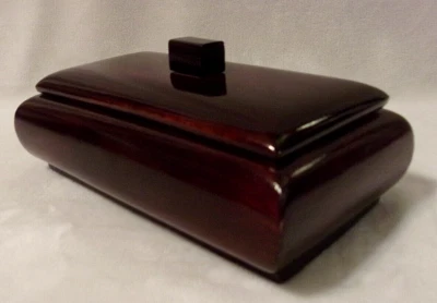 HANDCRAFTED VINTAGE SOLID WOOD KEEPSAKE BOX - Cherrywood Lacquer Finish - Image 1 of 4