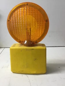 Hi-Way Safety, Inc. Eccolite Barrikadenlicht aus funktionierendem Zustand entfernt - Bild 1 von 3