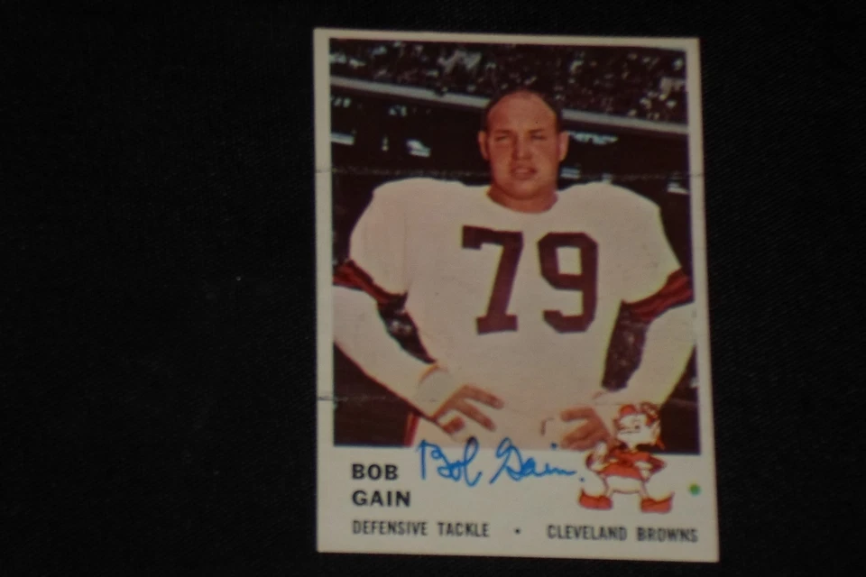 BOB GAIN 1961 FLEER SIGNED AUTOGRAPHED CARD #19 CLEVELAND BROWNS - Image 1 of 1