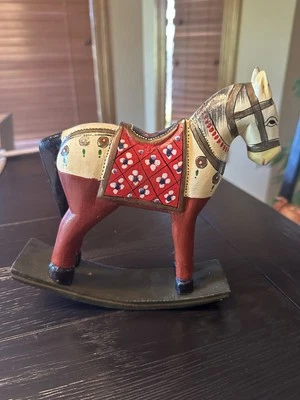Antiguo caballo mecedor de madera Rajasthani pintado/tallado a mano caballo de guerra Marwari Foto 1 de 2