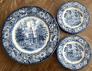Piatti Vintage Liberty Blu Storici Scene Coloniali Sala Indipendenza 3 Pezzi. - Foto 1 di 6
