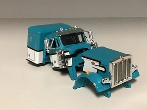 JUEGO DE CABINA DCP 1/64 PETERBILT BLANCO AZULADO NEGRO 359 36" CON VISERA Y PARRILLA - Imagen 1 de 1