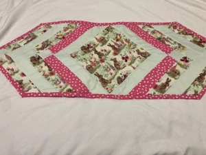 Ostern "HASEN UND BLUMEN" gesteppter Tischläufer 13x36 cm "WENDBAR - Bild 1 von 5