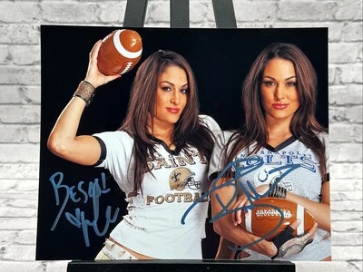 Foto firmada autografiada 8x10 de los gemelos WWE Nikki y Brie Bella Bella Colts Saints Foto 1 de 4