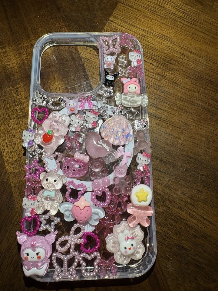 Funda con Dije para iPhone 16 Plus Hecha a Mano Kuromi Kawaii Navidad Vacaciones Chatarra Foto 1 de 1