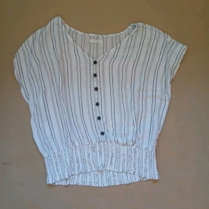 Maurices Womens M Top White Gray Striped Short Sleeve Shirt Smocked Lightweight - Picture 1 of 8