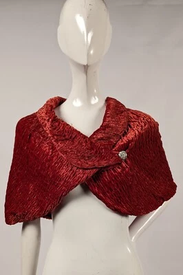 BEAUTIFUL 1930’S HEAVILY RUCHED RED SILK VELVET CROSS OVER CAPE W RHINESTONE - Image 1 of 4