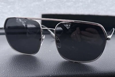 Gafas de sol Burberry de metal plateado - gris oscuro hechas en Italia Foto 1 de 4
