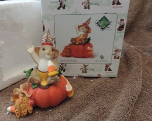 NIB Enesco Charming Tails "HOW'S YOUR HOLIDAY" Figurine MOUSE ON PUMPKIN - Picture 1 of 1