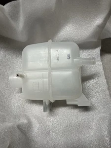 GM Genuine Parts 42620261 Radiator Surge Tank - Picture 1 of 3
