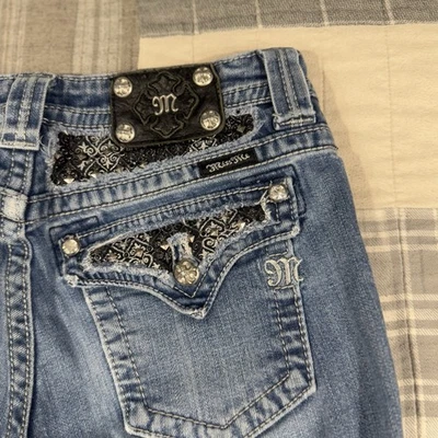 Miss Me 牛仔女式 29 蓝色靴型镂空翻盖中号水洗牛仔布 — 第 1/4 张图片