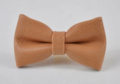 Pajarita artesanal de cuero sintético PVC marrón caramelo para hombre joven niño bebé  Foto 1 de 4