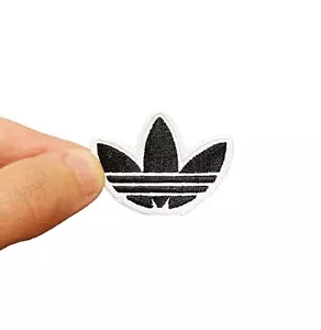 2X Patch ricamate Adidas logo fiore abbigliamento sport nero - Bild 1 von 1