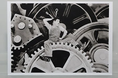 CHARLIE CHAPLIN in Modern Times, 1936,  Kunst-Postkarte  - Bild 1 von 2