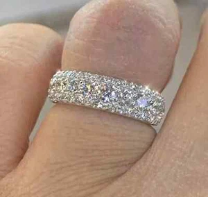 Anillo banda media eternidad diamante creado en laboratorio corte redondo de 2 quilates enchapado en oro blanco de 14 quilates - Imagen 1 de 7