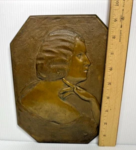 Elegante placa en relieve de bronce Art Deco años 20 aleta mujer 9 1/4" x 7 1/4" - Imagen 1 de 9