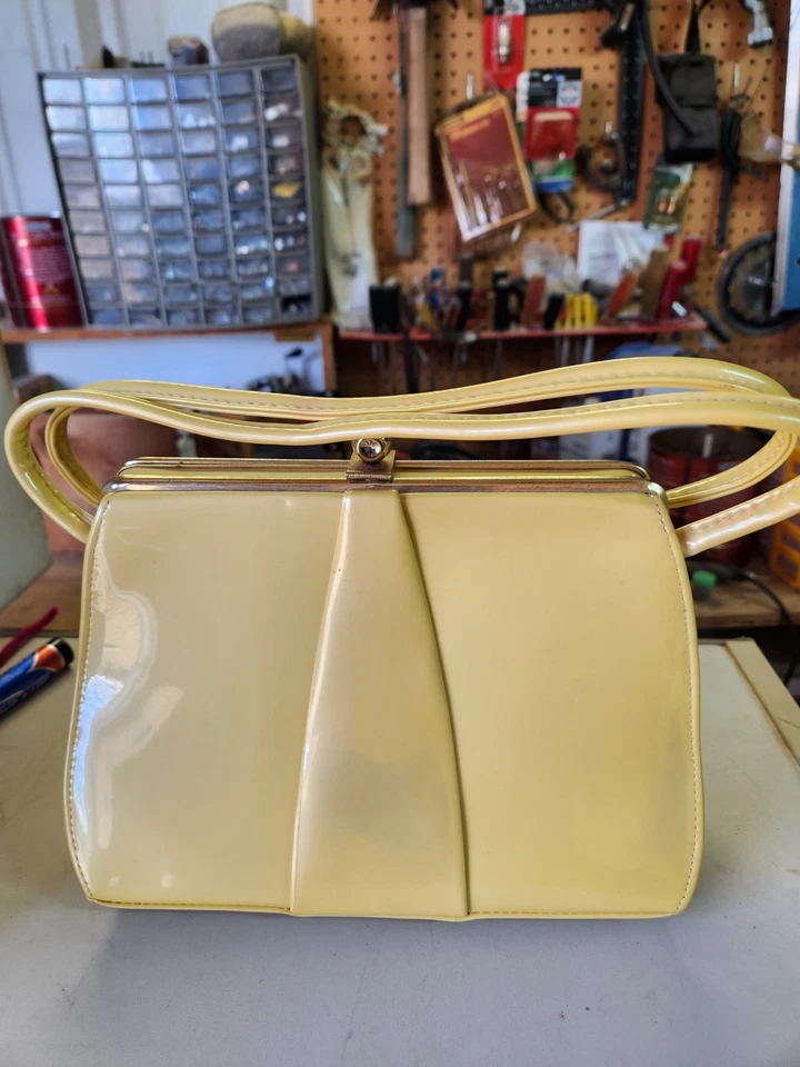 Bolsa tipo couro envernizado amarela vintage com material preto liso e zíper - Imagem 1 de 4