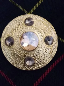 Broche escocés mosca a cuadros con 5 piedras doradas en acabado chapado en oro broche de 4" - Imagen 1 de 2