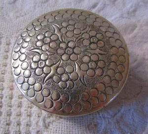 Caja de baratijas redonda de metal plateado con flores estampadas en tapa - Imagen 1 de 3