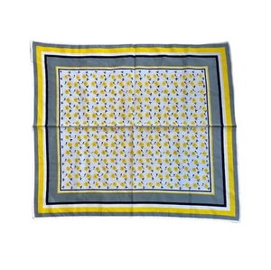 "Bufanda para mujer amarilla gris blanca flores pequeñas 20"" X 23""" - Imagen 1 de 2