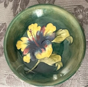 MOORCROFT POTTERY DISH/BOWL - HIBISCUS PATTERN VERY NICE - Picture 1 of 7