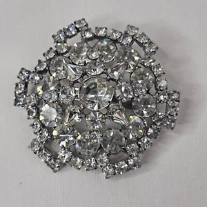 Silberfarbene runde Schneeflocke Brosche klar Strass Vintage unmarkiert Anstecknadel - Bild 1 von 8
