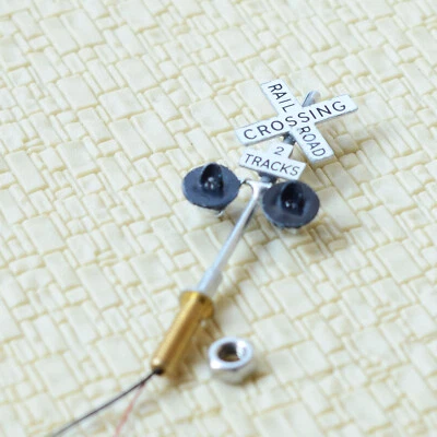 2 x HO scale railroad grade crossing signals + 1 circuit board flasher #SL220 - Image 1 of 4