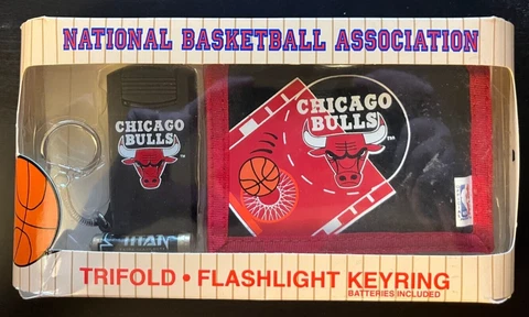 VTG 1994 Chicago Bulls NBA Trifold Wallet/Flashlight Keyring NRFB Cover