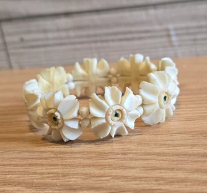 Vintage 1950s Celluloid Edelweiss Flower Stretch Bracelet Green Accent BR1 - Picture 1 of 13