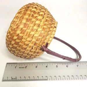 Aufgerollter Korb handgewebte Kiefer Nadeln mit Griff klein 5"x7" - Bild 1 von 11