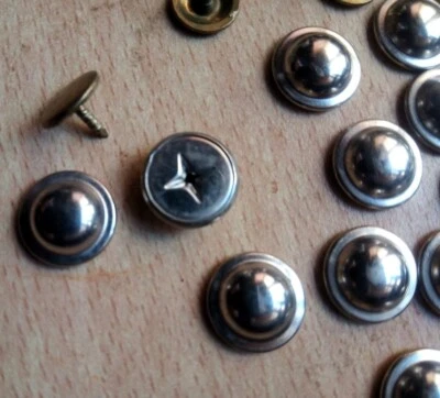 25 pz BORCHIE RIVETTI a chiodo in metallo argento x cinture borse jeans etc. - Immagine 1 di 3