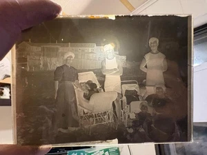 ANTIQUE 1910 GLASS NEGATIVE OF A GROUP WITH KIDS BABY (CARRIAGES)  5" X 7" - Picture 1 of 4