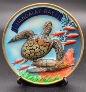 Plato Decorativo Tortugas Marinas con Soporte Repujado Mandalay Bay NUEVO Caja Abierta - Imagen 1 de 8