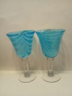 JUEGO DE 2 COPAS GRANDES DE VIDRIO GRUESO CON CORTINA AZUL Y BLANCO REMOLINOS TALLO TRANSPARENTE Foto 1 de 2
