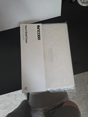 Incase - Funda rígida de puntos para Apple® MacBook Pro 14′′ (2021-2023) - Transparente usada Foto 1 de 4