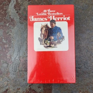 James Herriot All Three Lovable Bestseller Paperback Books Box Set Sealed - Foto 1 di 8