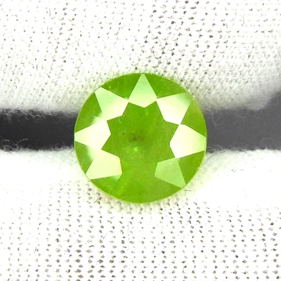 Esfena verde vivo de 4 quilates tierra natural extraída sin calefacción sin flash facetado redondo Foto 1 de 4
