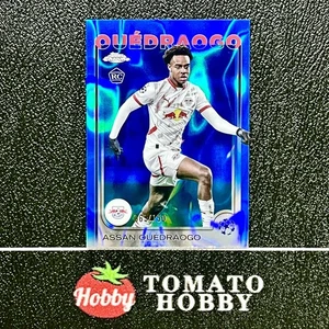 TOPPS CROMO UEFA 2024-25 ASSAN OUEDRAOGO RC/150 REFRACTOR LAVA AZUL LEIPZIG - Imagen 1 de 2