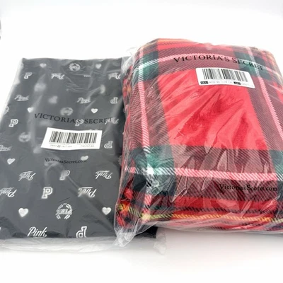 Cobertor aconchegante Victoria's Secret xadrez rosa férias e bolsa tote preta com destaque prata - Imagem 1 de 4