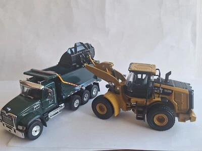 Caminhão basculante de três eixos Mack Granite e carregadeira de rodas Cat 950M em escala 1/64 2019 - Imagem 1 de 2