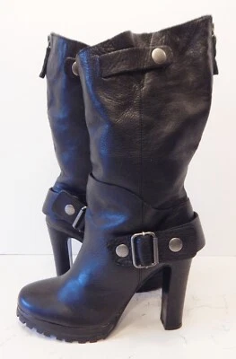 Botas Dolce Vita para mujer negras con correa y detalle a presión de tacón de cuatro pulgadas talla 7,5 Foto 1 de 4