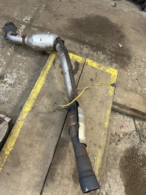 Tubo descendente Subaru STI 2004-2007 OEM. WRX 2002-2007. Legacy GT 2005-2009 Outback XT Foto 1 de 3