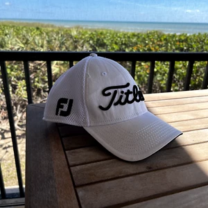 Titleist Pro V1 FJ FootJoy New Era White Golf Cap Mesh Fitted Size Small-Medium - Imagen 1 de 7