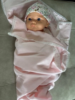 Muñeca bebé realista llamativa ojos azules oscuros 16” sombrero para dormir manta pañal Foto 1 de 4