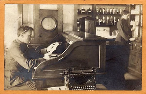 Foto postal real RPPC - ¿Dos soldados en farmacia? Máquina de escribir Underwood - Imagen 1 de 1