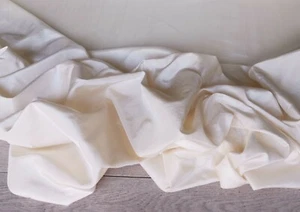 Tessuto al metro in taffetàs in mista seta color bianco panna (Line col. 51)